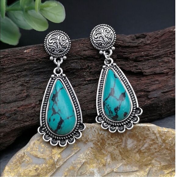 Gorgeous Turquoise Earrings NWT  - Picture 1 of 5